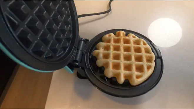 Review: The $10 Dash Mini Waffle Maker Is Actually Pretty Great